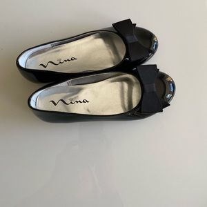 Nina Pegasus Size 2 Little Girls black classic dress shoes with tailored bow.